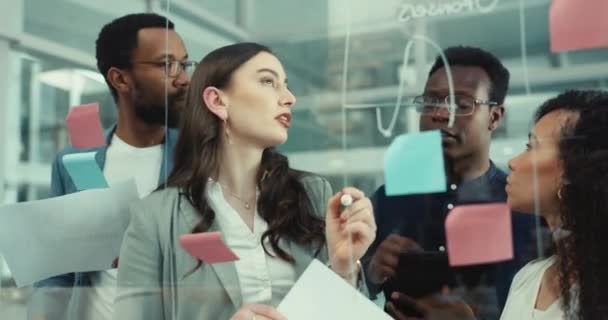 Mensen Schrijven Notities Glazen Wand Met Teamwork Planning Creatief Brainstormen — Stockvideo