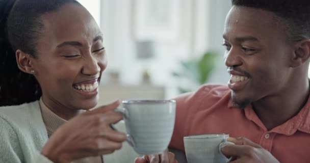 Czarni Ludzie Kawa Para Śmiejący Się Razem Domu Szczęście Więź — Wideo stockowe