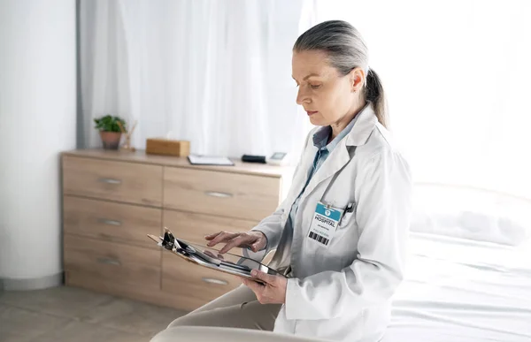 Sanità Donna Medico Con Tablet Sul Letto Comunicazione Lista Controllo — Foto Stock