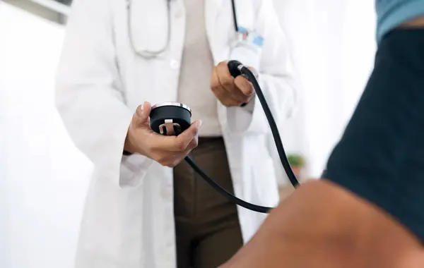 Clínica Manos Personas Médico Prueba Hipertensión Para Examen Médico Evaluación — Foto de Stock