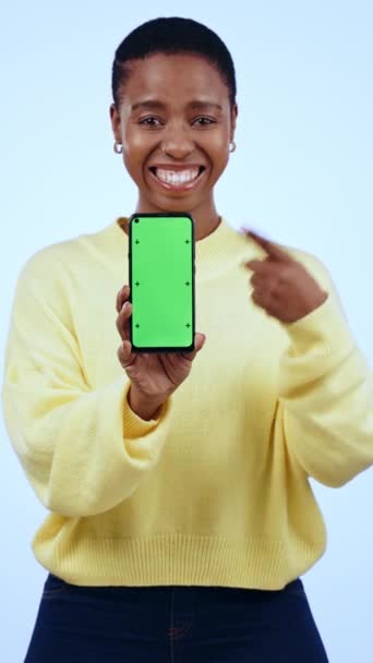 Mujer Negra Cara Con Smartphone Pantalla Verde Anuncios Sitio Web — Vídeo de stock
