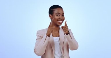 Stüdyoda gülümseyen siyahi bir kadın, seni işaret eden ve iş bulma işinde fırsat kollayan biri. Seçim, karar ve işe alım, mavi arka planda insan kaynaklarında mutlu iş kadınlarının portresi.