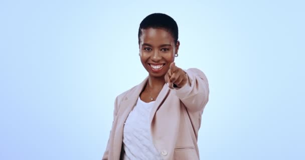 Černá Žena Studiu Úsměvem Ukazuje Vás Příležitost Náborem Zaměstnání Podnikání — Stock video