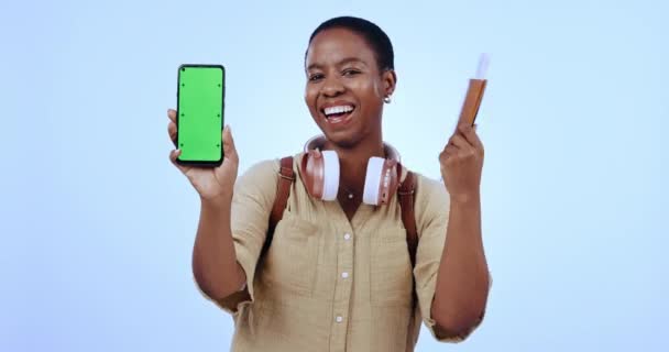 Schermo Verde Telefono Nero Faccia Donna Con Biglietto Aereo Informazioni — Video Stock