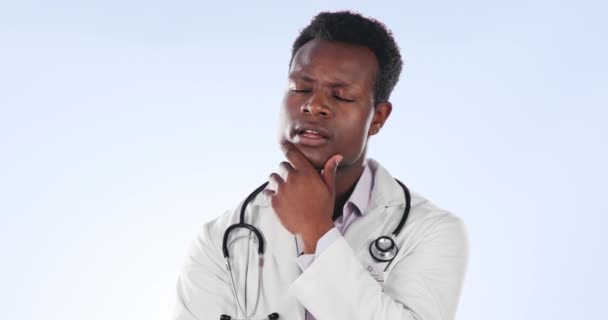 Přemýšlení Černoch Lékař Zdravotní Péčí Lékařským Wellness Plánováním Studiu Otázky — Stock video