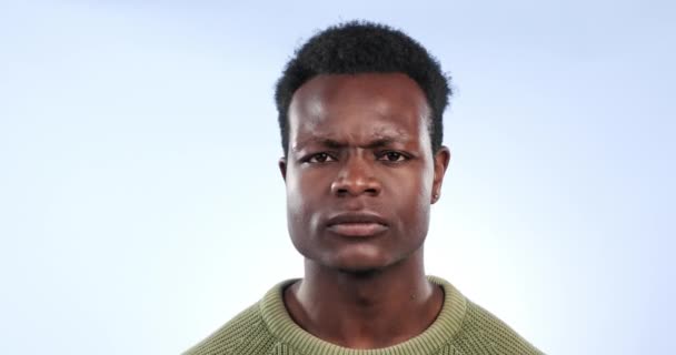 Μαύρος Άνθρωπος Μπερδεμένος Και Θυμωμένος Πρόσωπο Closeup Αμφιβολία Επίλυση Προβλημάτων — Αρχείο Βίντεο