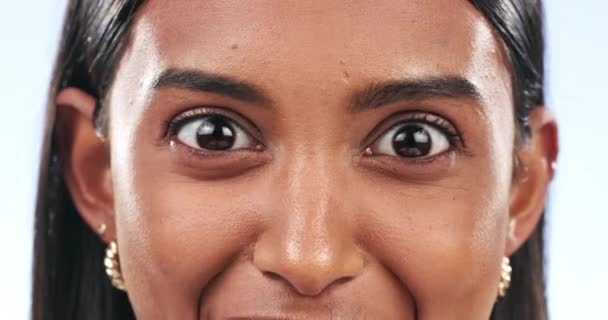 Emocionado Ojos Cara Mujer Estudio Con Visión Bienestar Piel Cosméticos — Vídeos de Stock