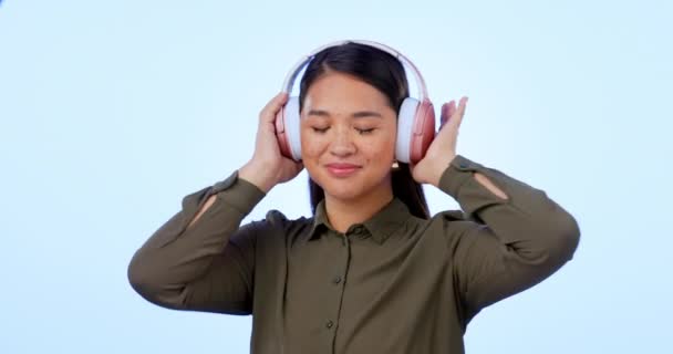 Musik Headphone Dan Wanita Menari Studio Bahagia Dengan Radio Atau — Stok Video