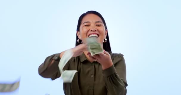 キャッシュフロー スタジオの女性の顔は ブルーバックグラウンドでローン 支払い 金銭的自由に満足しています 成長またはポーカー取引でアジア女性のキャッシュ 貯蓄と肖像画 — ストック動画