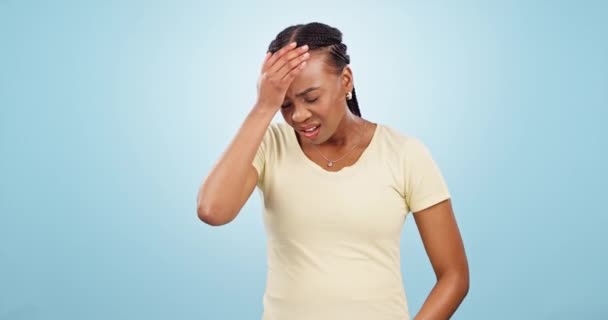 Стрес Сумніви Чорна Жінка Студії Страхом Наляканим Або Сердитим Виразом — стокове відео