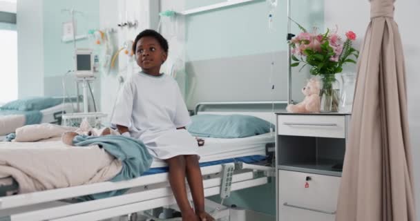 Bambina Africana Ospedale Letto Con Pensiero Sorriso Riposo Recupero Dalla — Video Stock