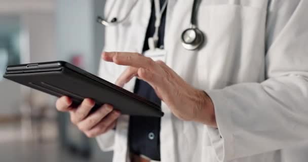 Médico Manos Tableta Para Los Datos Del Hospital Resultados Software — Vídeo de stock