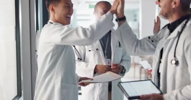 Artsen Verpleegkundigen High Five Teamwork Zorgsucces Met Ziekenhuisnieuws Resultaten Groepsdoelstellingen — Stockvideo