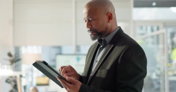 Homem Negro Escritório Com Tablet Mail Revisão Mídia Social Para — Vídeo de Stock
