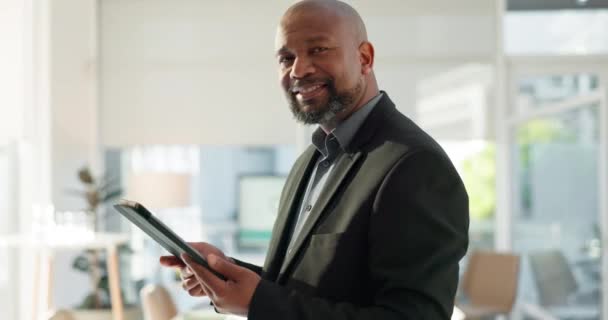 Porträt Eines Glücklichen Schwarzen Mannes Büro Mit Tablet Mail Oder — Stockvideo