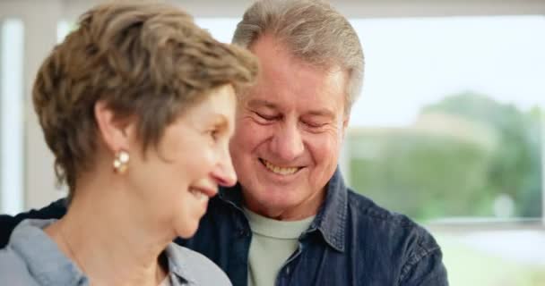 拥抱和幸福的老夫妇在家里 带着信任 支持和微笑 带着关心 善意或尊重 退休时的忠诚 承诺和婚姻 老年男女一起住公寓 — 图库视频影像