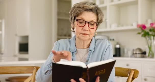 Oudere Vrouw Bijbelstudie Lezen Voor Religie Kennis Verbinding Met God — Stockvideo