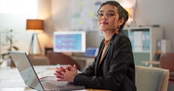 Retrato Mujer Negocios Oficina Con Sonrisa Portátil Planificación Investigación Línea — Vídeos de Stock