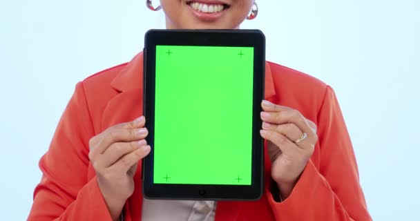 Frau Hände Und Tablet Mit Grünem Bildschirm Nahaufnahme Von Digitalem — Stockvideo