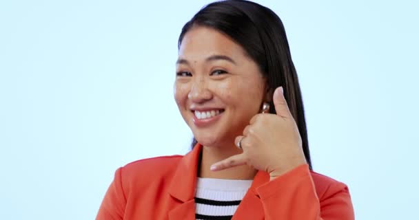Asiatische Frau Rufen Sie Mich Mit Einem Lächeln Auf Dem — Stockvideo