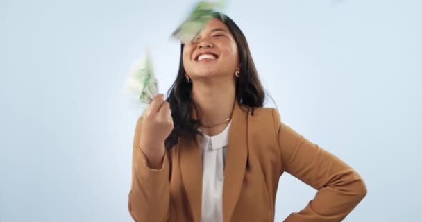 勝者女性 キャッシュファン スタジオ そして青い背景で勝ち取る 日本のトレーダー 投資のための興奮と資金雨 お祝いの成功と金融の自由 — ストック動画