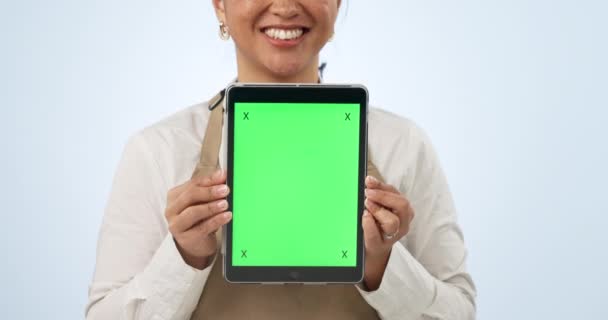 Mujer Feliz Manos Tableta Pantalla Verde Publicidad Marketing Café Sobre — Vídeo de stock
