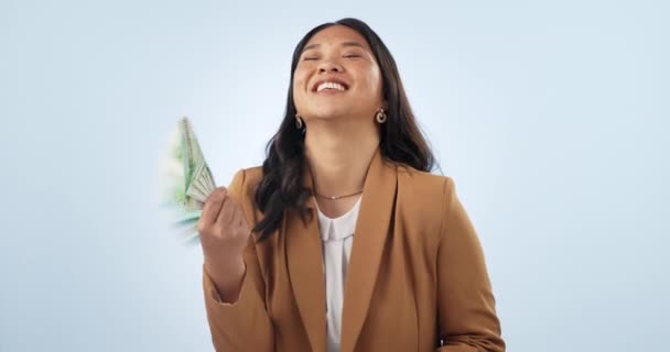 商业女性 现金粉丝和工作室带着微笑 脸上带着蓝色背景的胜利向你挥手致意 日本商人 因投资 成功或金融自由而兴奋的赢家 — 图库视频影像