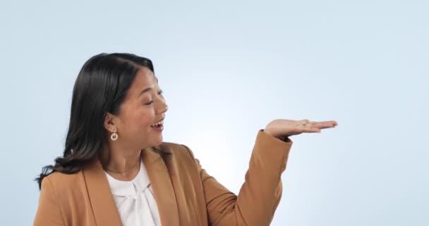 Gülümse Bir Stüdyoda Reklam Promosyon Veya Pazarlama Için Bir Kadının — Stok video