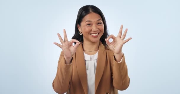 Mulher Negócios Sorrir Com Mãos Para Aprovar Estúdio Louvor Orgulho — Vídeo de Stock