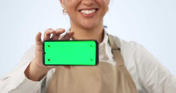 快乐的女人 手和电话绿色屏幕在广告 营销或咖啡馆背景下 为展示智能手机应用 展示或模仿的女性人士或小企业女服务员提供的服务 — 图库视频影像