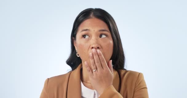 Překvapení Ruka Ústech Žena Strachu Studiu Izolované Bílém Pozadí Makupy — Stock video