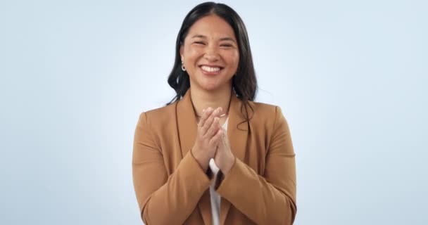 Счастливая Портретная Женщина Аплодисментами Успех Указанием Студии Поздравлениями Продвижение Службе — стоковое видео