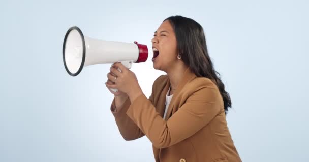 愤怒的亚洲女人 扩音器和尖叫抗议 声音或宣布在工作室的背景下 沮丧的女性人士 雇员或积极分子在牛角或扩音器中大声叫嚷 嘲笑她们 — 图库视频影像