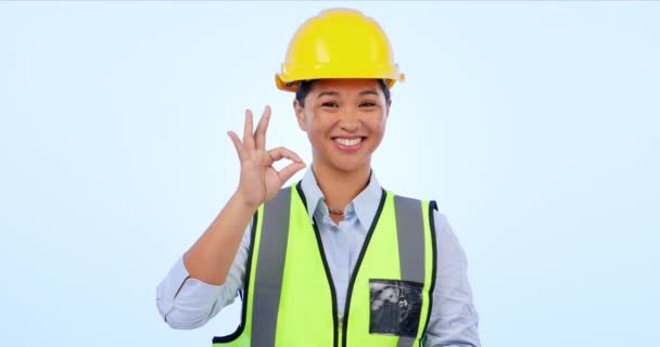 快乐的女人和好的手在工作室的成功 建设成就和行业的卓越 亚洲建筑工人或建筑工人的脸 蓝色背景的表情是肯定的或完美的 — 图库视频影像