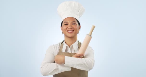 Chef Mujer Rodillo Con Los Brazos Cruzados Sonrisa Estudio Con — Vídeo de stock