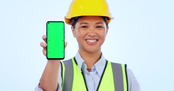 Teléfono Pantalla Verde Constructor Una Mujer Con Maqueta Para Construcción — Vídeo de stock