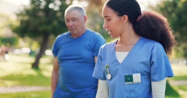 Krankenschwester Tai Chi Stretching Und Outdoor Mit Senioren Und Pfleger — Stockvideo