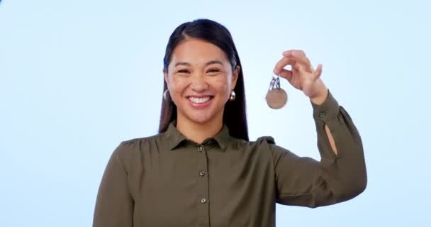 Mulher Asiática Feliz Chaves Imóveis Para Propriedade Investimento Proprietário Contra — Vídeo de Stock