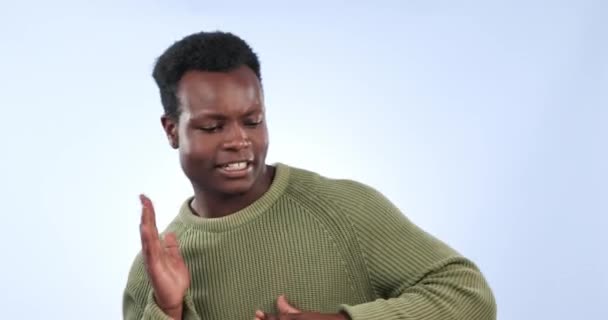 Святкування Збуджений Чорний Чоловік Танцює Студії Ізольовано Синьому Фоні Щаслива — стокове відео