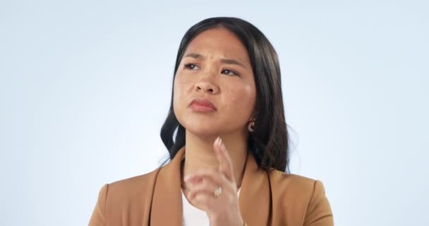 想法和年轻女子在工作室里充满怀疑 不确定或惊奇的面部表情 被白人背景隔离的头脑风暴脸的规划 问题解决和亚洲女性模式 — 图库视频影像