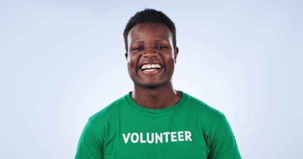 脸和快乐的黑人男子慈善推广项目 工作室污染支持或非营利的社会责任 蓝色背景的微笑 志愿服务或非政府组织模型肖像 — 图库视频影像
