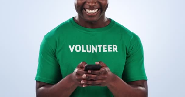 Mãos Voluntárias Telefone Homem Negro Feliz Digitando Pesquisa Caridade Site — Vídeo de Stock