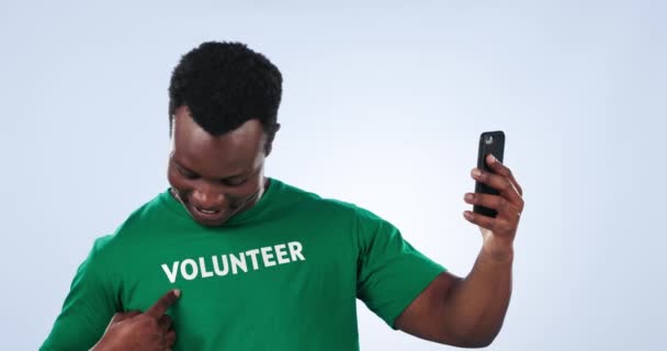 Siyahi Adam Telefon Gönüllü Video Görüşmesi Yardım Toplama Çevre Desteği — Stok video