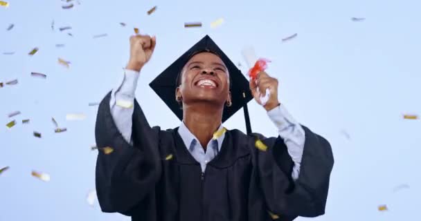 在大学毕业典礼 教育成就和演播室成功的舞蹈中 充满喜悦 庆祝和兴奋的女性 快乐的非洲学生 背景蓝色 有未来的职业 — 图库视频影像