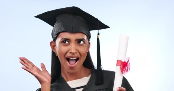 Kobieta Student Ukończenie Studiów Wow Dyplom Certyfikat Lub Sukces Edukacji — Wideo stockowe