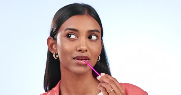インドの女性 口紅と肖像画の美しさ 白い背景に化粧品の光沢プロダクトが付いている唇にブラシ 光沢の杖が付いているモデルのシャイン 化粧品そして顔 スタジオの口の構造を加えて下さい — ストック動画