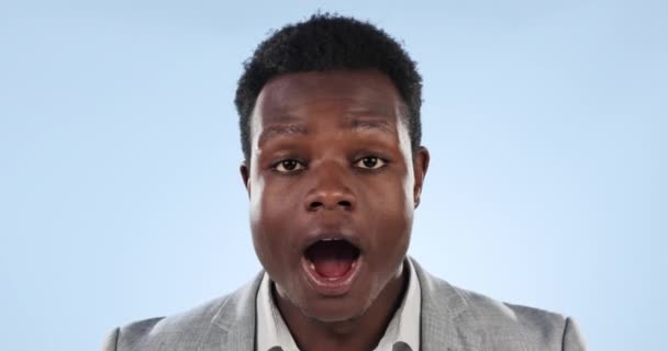 Yüz Siyah Adam Sürpriz Duyuru Mavi Bir Arkaplanda Kazanmak Portre — Stok video