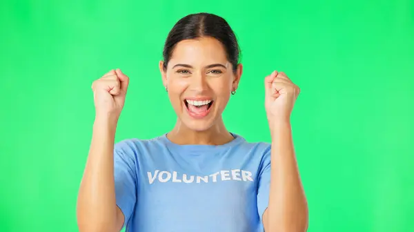 志愿者 庆祝会和女性肖像在绿色屏幕上进行招聘 欢迎或成功的服务模仿 以激励 欢呼和干劲为慈善事业而进行的兴奋 面对和女孩的志愿工作 — 图库照片