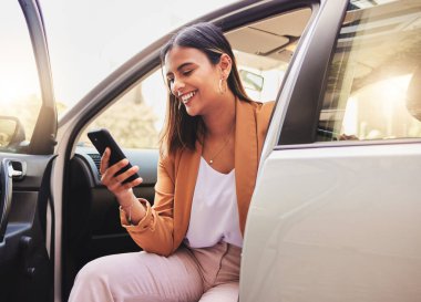 Telefon, araba ve iş kadını sabah işe gidip geliyor, seyahat ediyor ve işe gidiyor. Profesyonel, GPS uygulaması ve sosyal medya, web sitesi ve iletişim için akıllı telefondan motorlu araçtaki kişi.