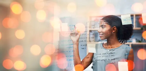 黒人女性は アイデアを計画したりブレインストーミングしたりするためのガラス板とバナーに書いたり 粘着性のあるノートとプロジェクトのアジェンダ オフィスのスケジュール イノベーション モックアップスペース — ストック写真